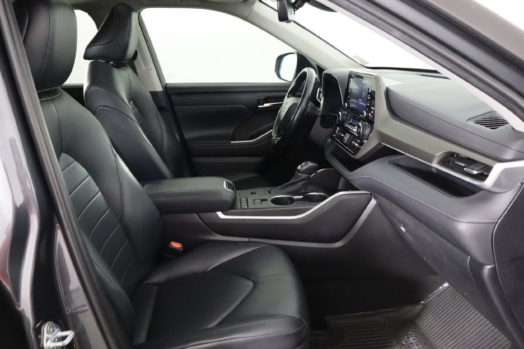 Used 2021 Toyota Highlander XLE FWD image 19