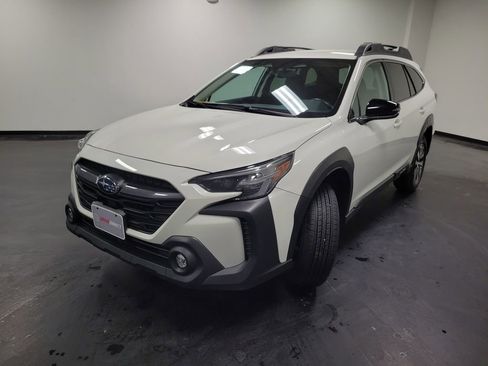 Used 2023 Subaru Outback Premium AWD/4WD image 4