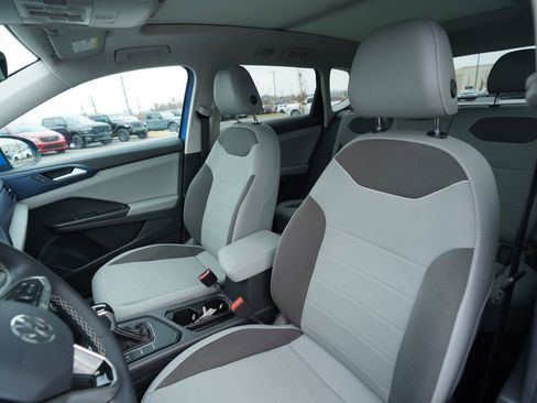 Used 2023 Volkswagen Taos SE w/ Panoramic Sunroof Package image 37