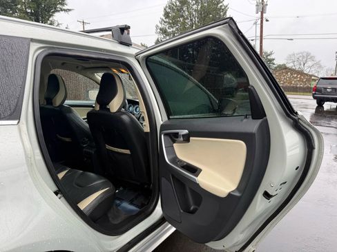 Used 2011 Volvo XC60 T6 R-Design w/ Convenience Pkg AWD/4WD image 14