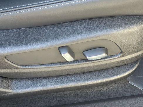 Used 2025 Cadillac XT6 Luxury image 35