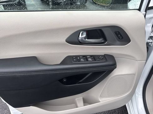 Used 2023 Chrysler Pacifica Touring-L FWD image 22