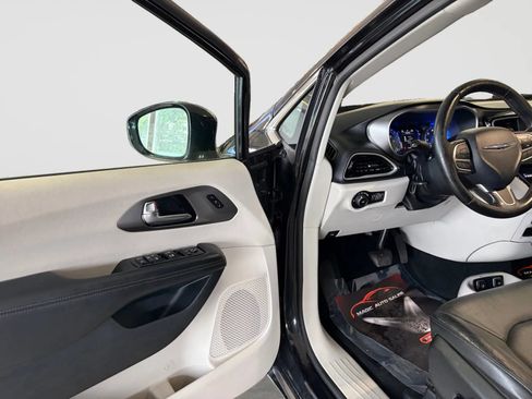 Used 2020 Chrysler Pacifica Touring-L FWD image 11