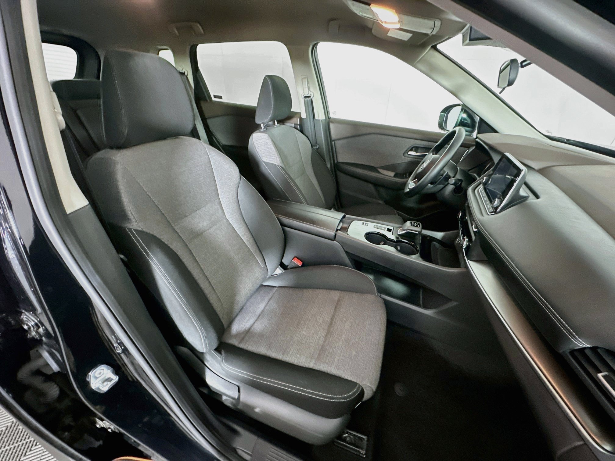 Used 2023 Nissan Rogue SV FWD image 30