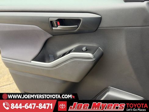 Used 2025 Toyota Highlander LE image 26