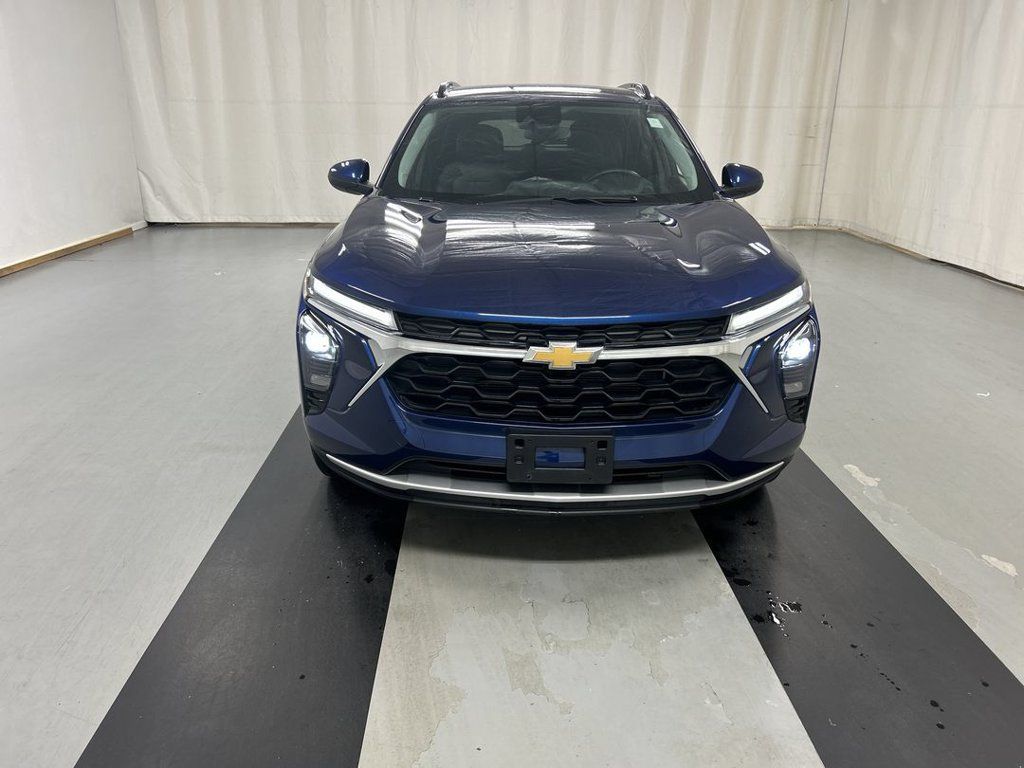 Certified 2024 Chevrolet Trax LT w/ LT Convenience Package FWD image 3