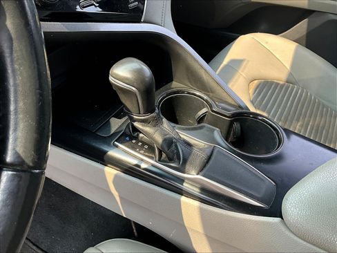 Used 2018 Toyota Camry SE w/ Convenience Package FWD image 18