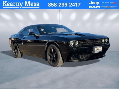 Used 2016 Dodge Challenger SXT image 1