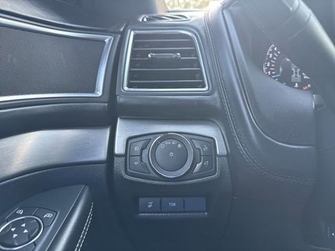 Used 2018 Ford Explorer Platinum image 19