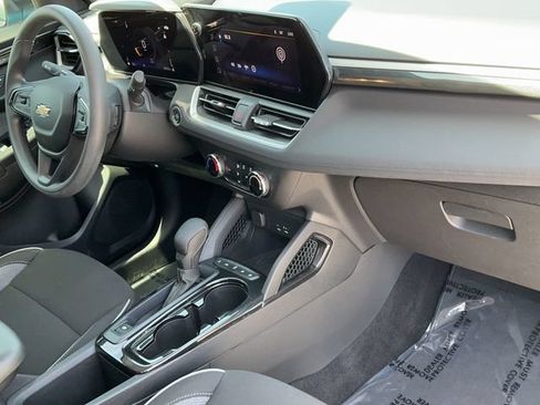 Used 2025 Chevrolet TrailBlazer LS w/ LS Convenience Package FWD image 17