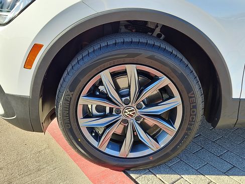Used 2022 Volkswagen Tiguan SE w/ Panoramic Sunroof Package image 5