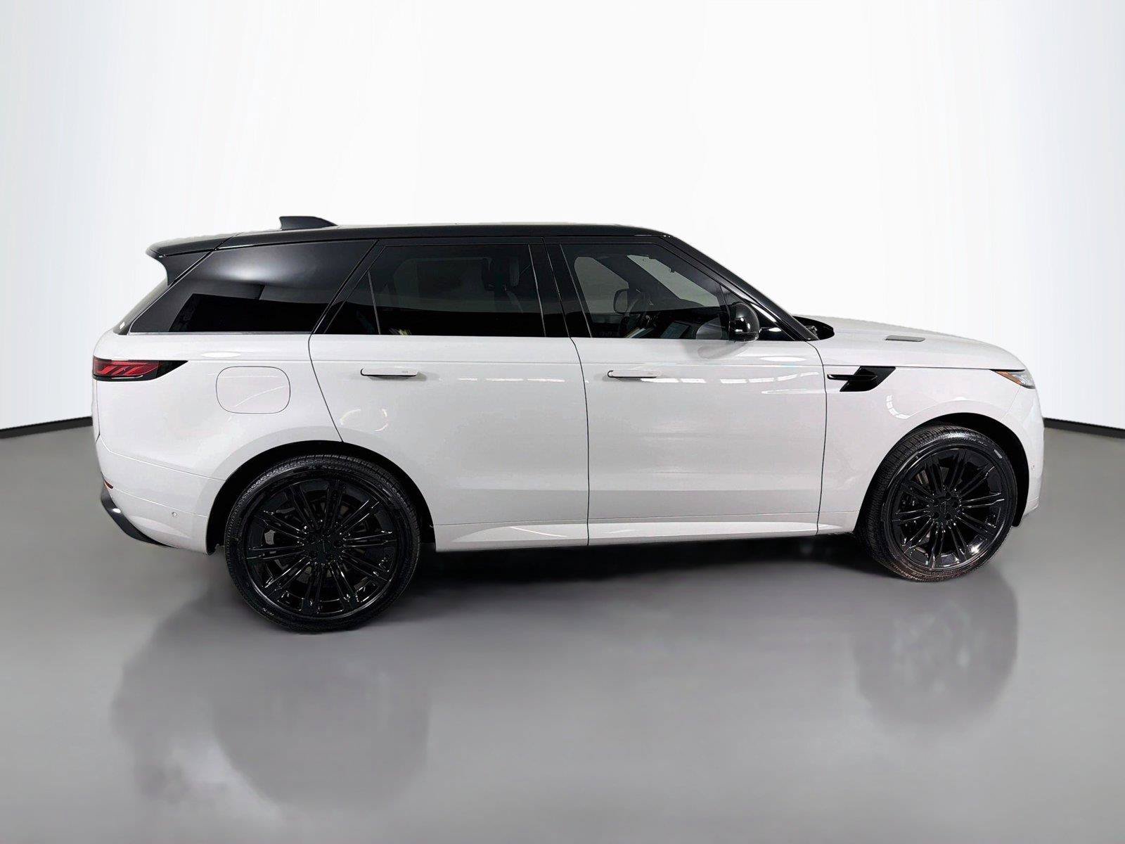New 2026 Land Rover Range Rover Sport Dynamic SE AWD/4WD image 4