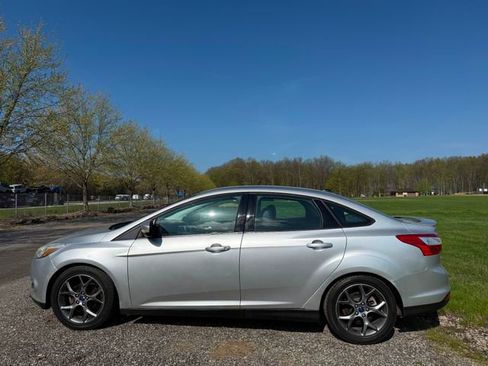 Used 2014 Ford Focus SE w/ Equipment Group 201A FWD image 2