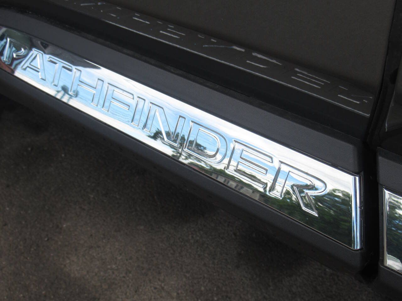 Used 2025 Nissan Pathfinder Platinum AWD/4WD image 4