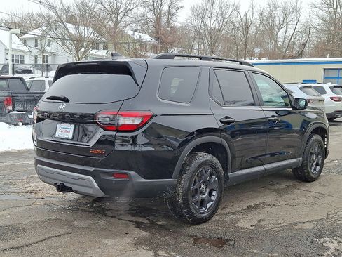 Certified 2025 Honda Pilot TrailSport image 7