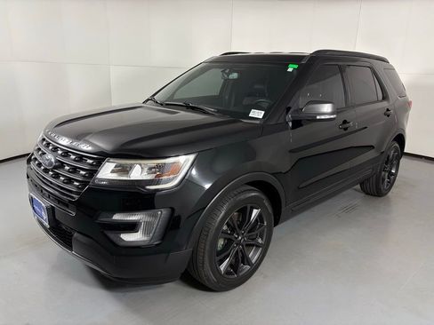 Used 2017 Ford Explorer XLT w/ Equipment Group 202A image 8