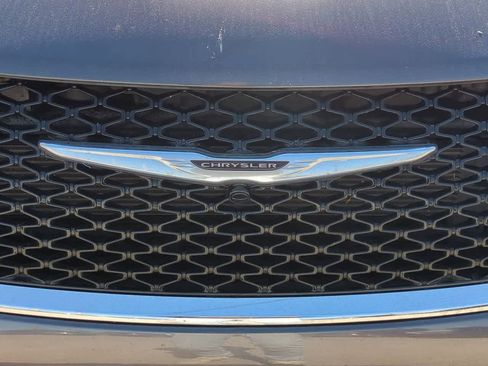 Used 2023 Chrysler Pacifica Touring-L image 12