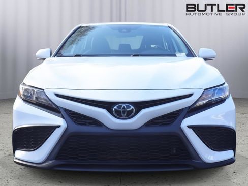 Used 2023 Toyota Camry SE image 2