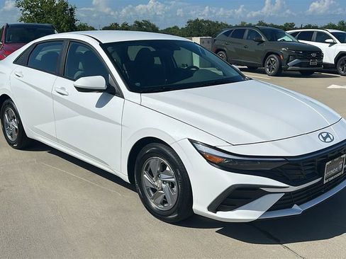 Certified 2024 Hyundai Elantra SE FWD image 14