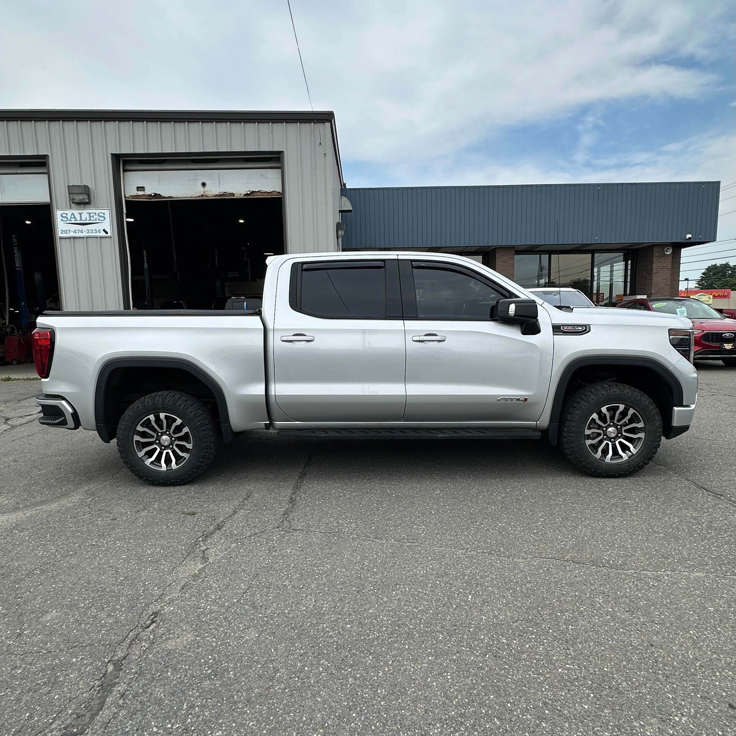 Used 2022 GMC Sierra 1500 AT4 w/ AT4 Premium Package AWD/4WD image 2