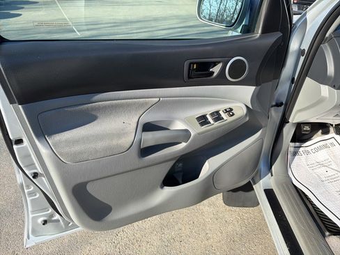 Used 2011 Toyota Tacoma 4WD Double V6 AT (Natl) w/ TRD Sport Pkg image 8