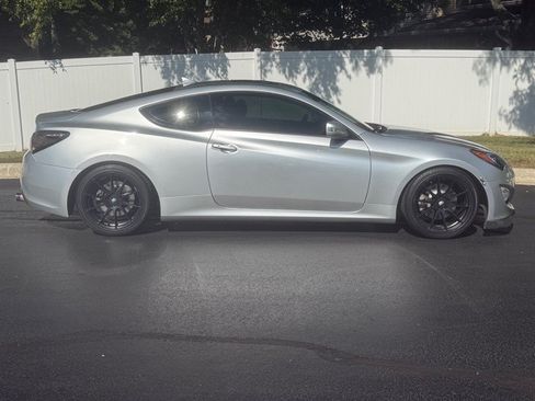 Used 2013 Hyundai Genesis 3.8 RWD image 4
