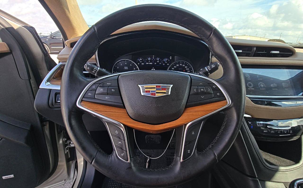 Used 2017 Cadillac XT5 Platinum AWD/4WD image 16