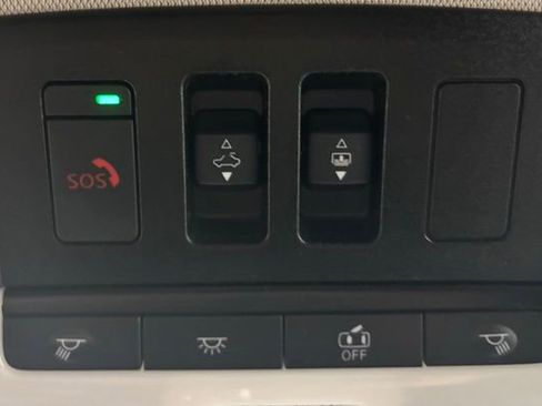 Used 2022 Nissan Pathfinder SV w/ SV Premium Package image 34