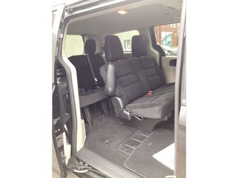 Used 2019 Dodge Grand Caravan SE w/ UConnect Hands-Free Group image 39