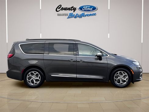 Used 2022 Chrysler Pacifica Limited image 26