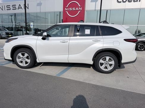 Used 2023 Toyota Highlander LE AWD/4WD image 2