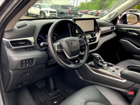 Used 2025 Toyota Highlander Platinum image 18