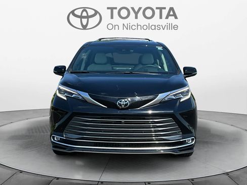 Used 2026 Toyota Sienna Platinum AWD/4WD image 9