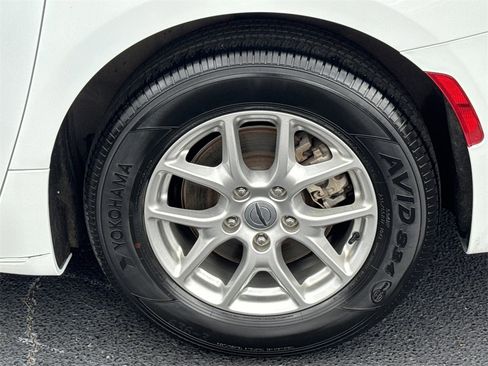 Used 2024 Chrysler Pacifica Touring-L image 18