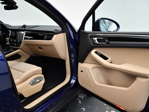 Used 2025 Porsche Macan image 45