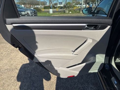 Used 2017 Volkswagen Passat 1.8T R-Line w/ R-Line Lighting Package image 21