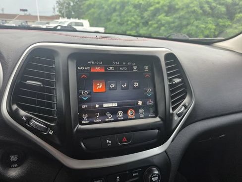 Used 2018 Jeep Cherokee Trailhawk AWD/4WD image 11