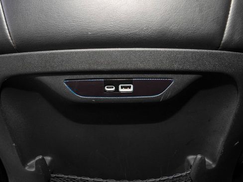 Used 2025 Chrysler Pacifica Select image 8