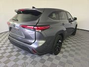 Used 2023 Toyota Highlander LE FWD image 4