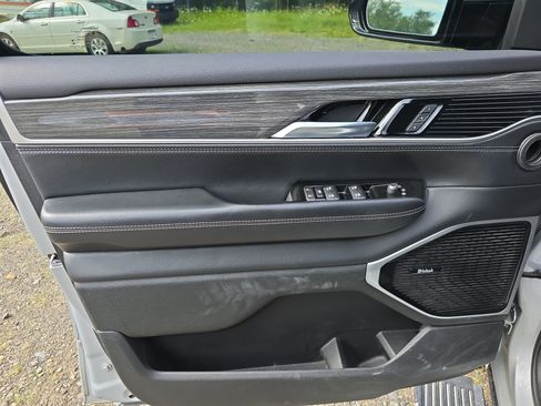 Used 2022 Jeep Wagoneer Series III w/ Premium Group I AWD/4WD image 17