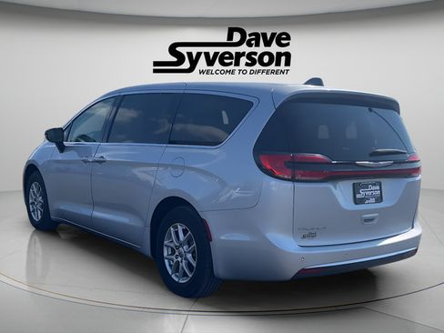 Used 2024 Chrysler Pacifica Touring-L FWD image 7