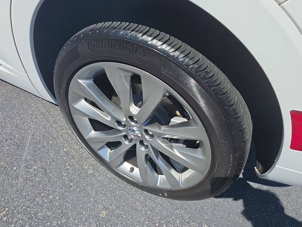 Certified 2022 Buick Envision Avenir w/ Technology Package II AWD/4WD image 16