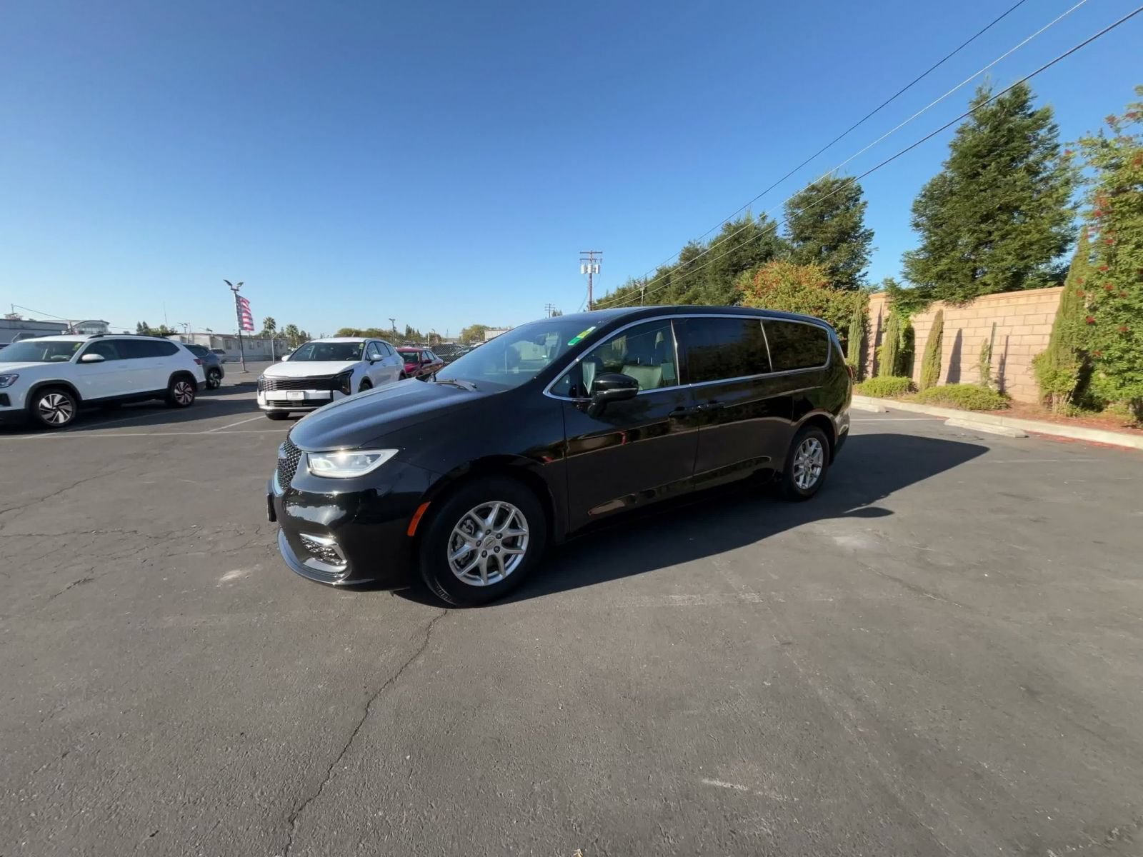 Used 2025 Chrysler Pacifica Select FWD image 7