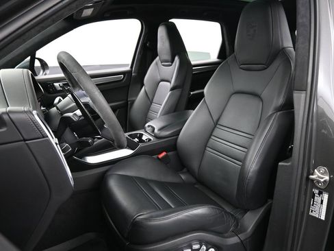 Certified 2021 Porsche Cayenne Turbo image 5