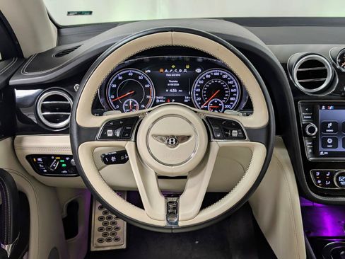 Used 2018 Bentley Bentayga AWD/4WD image 32