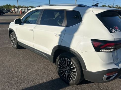 Used 2025 Volkswagen Taos SE image 3