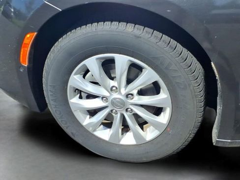 Used 2018 Chrysler Pacifica Touring-L w/ Advanced Safetytec Group FWD image 18
