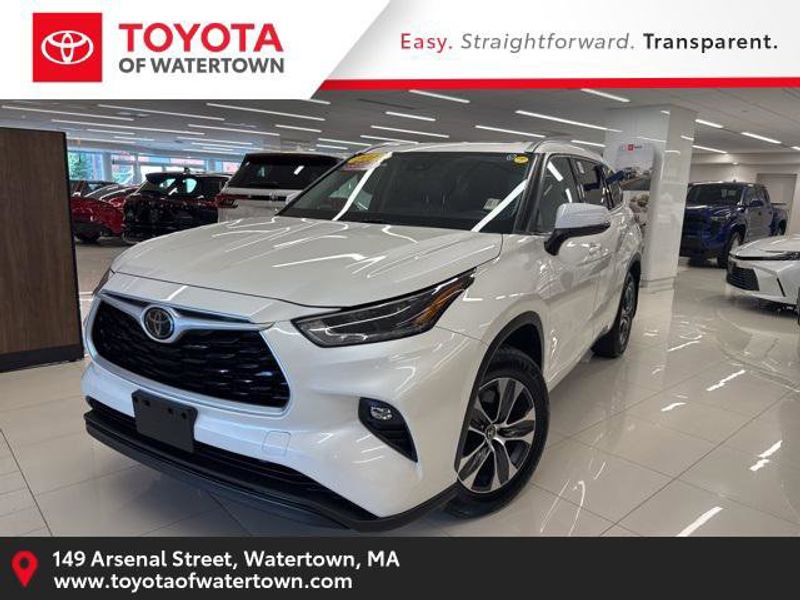 Certified 2021 Toyota Highlander XLE image 1