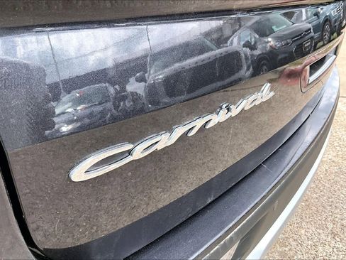 Used 2022 Kia Carnival LX image 29