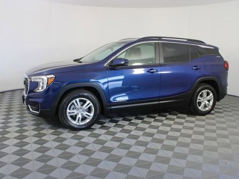 Used 2023 GMC Terrain SLE w/ Driver Convenience Package image 2